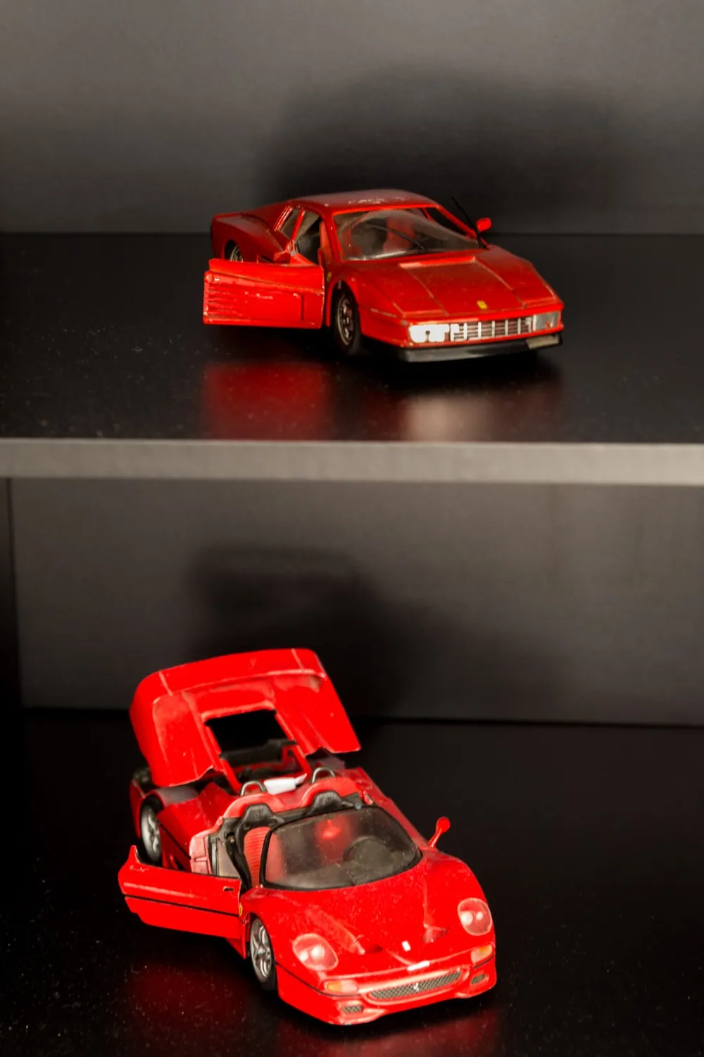 Miniaturas de Ferrari na estante