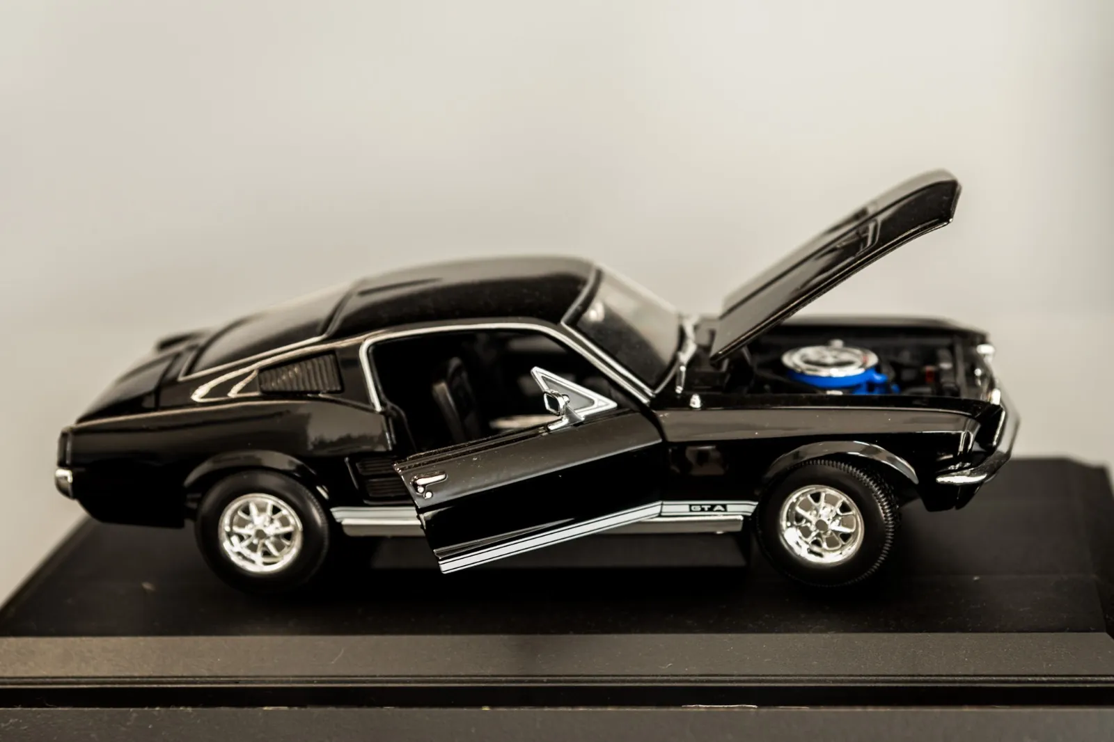 Miniatura de Mustang na estante